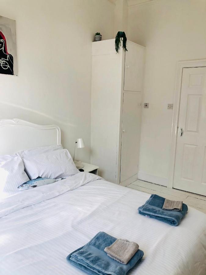 New! Seaside Central Scarborough Apartment Экстерьер фото